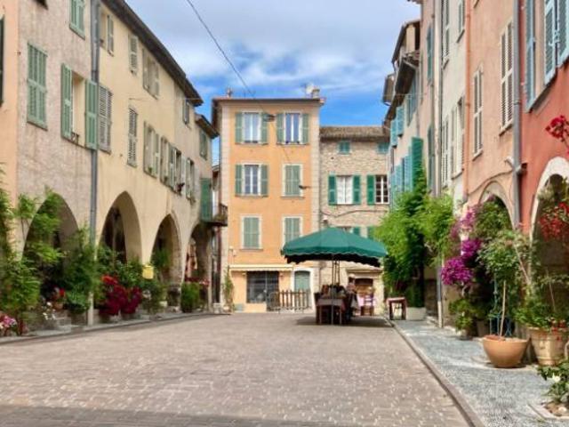 BIOT VILLAGE APPARTEMENT 2P ENTIEREMENT RENOVE AVEC GOUT