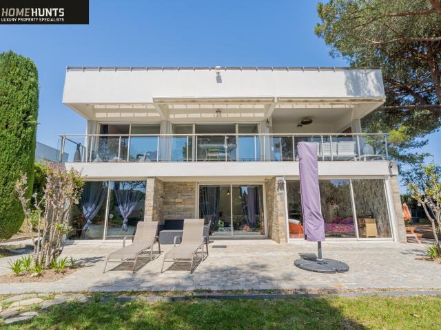 Biot / Villeneuve Loubet Nestled within an exclusive priva. 185m² Villeneuve Loubet