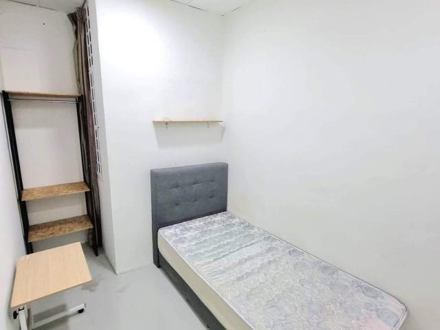 便宜房✅包水电wifi还有FREE aircon，就在mrt surian对面商店街上面罢了