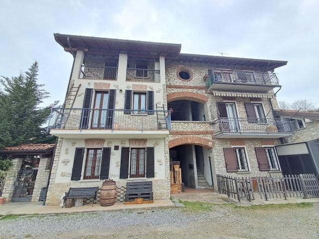 BIandronno grazioso bilocale con box