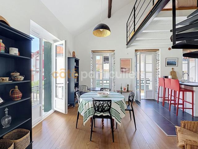 Biarritz Côte des Basques Appartement type loft rénové avec terrasse
