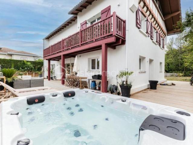 BIARRITZ – Élégante villa familiale rénovée avec prestations haut de gamme et jacuzzi