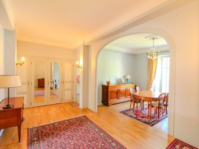 BIARRITZ – PROCHE DU CENTRE VILLE BEL APPARTEMENT T4 DE STYLE ART DECO AVEC GARAGE ET CAVE
