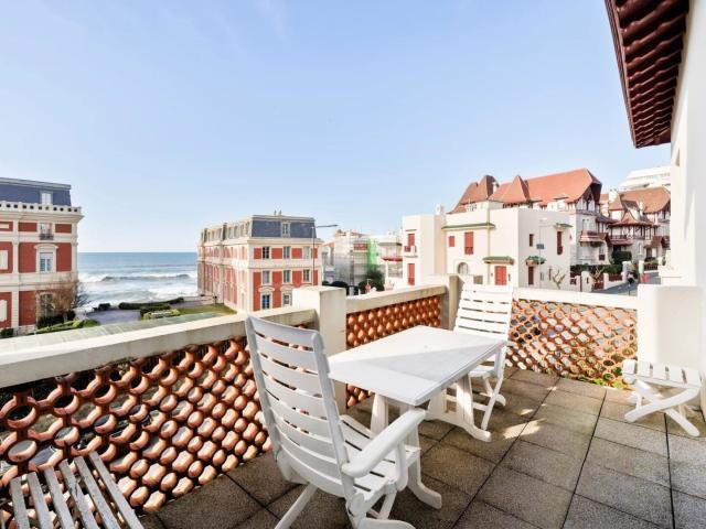 BIARRITZ, QUARTIER IMPÉRIAL, RARE APPARTEMENT AVEC TERRASSE VUE