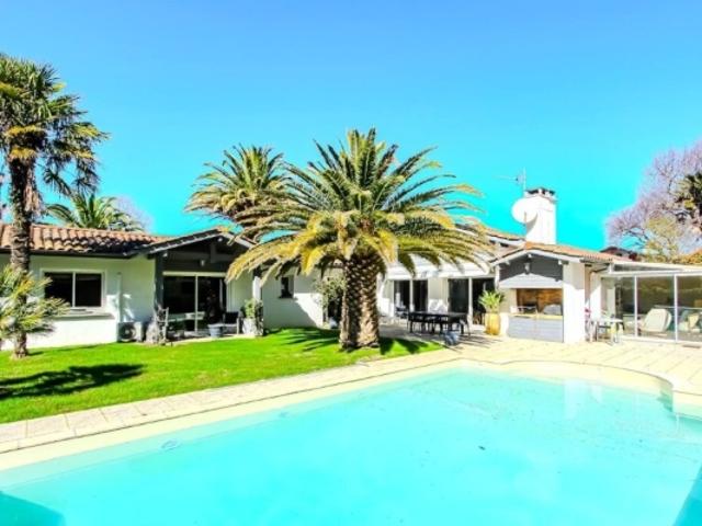 BIARRITZ SUD A PROXIMITE DU GOLF D’ILBARRITZ ET DES PLAGES TRES BELLE MAISON DE PLAIN PIED PISCINE TERRASSE – JARDIN – VERANDA