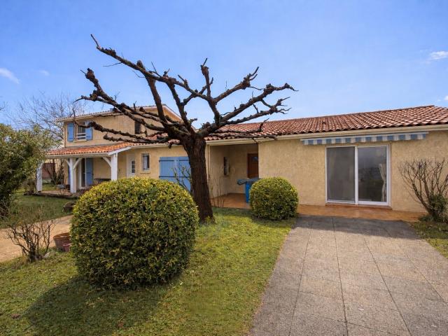 Bias Ensemble immobilier avec maison principale et logement. 138m² Bias
