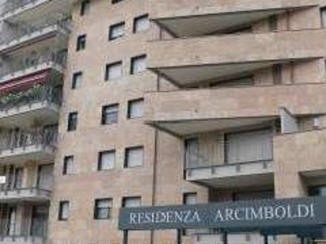 BICOCCA UNI POSTO LETTO RAGAZZA € 400 TUTTO COMPRESO