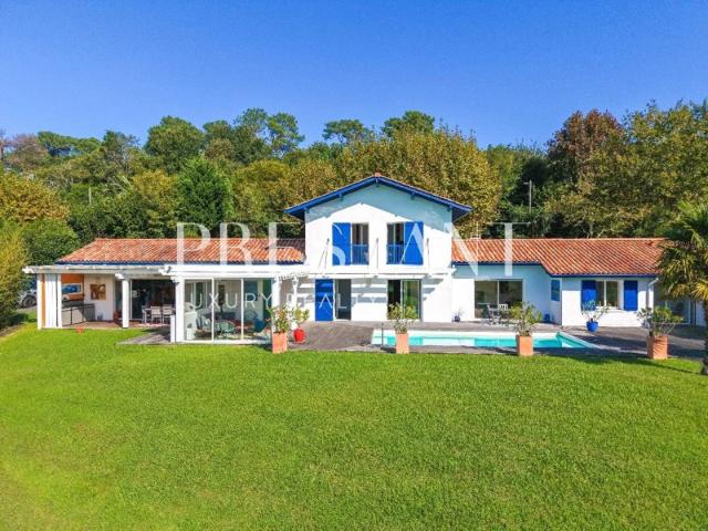 Bidart – Maison contemporaine avec piscine et vue montagne