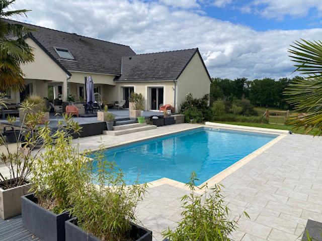 Bien atypique avec terrasse et piscine