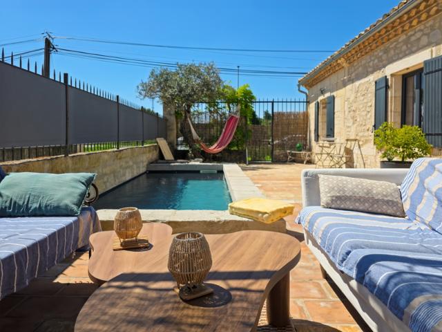 Bien de caractére de plain pied avec jardin, bassin, garage