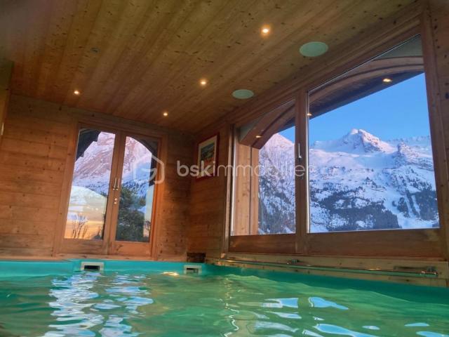 BIEN D'EXCEPTION Chalet luxueux à La Clusaz / site des Confins avec Piscine intérieure, 10 pièces et vue plein sud sur le massif des Aravis
