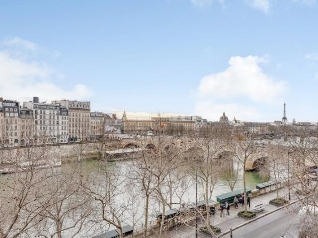Bien d'exception avec vue sur la Seine et monuments !