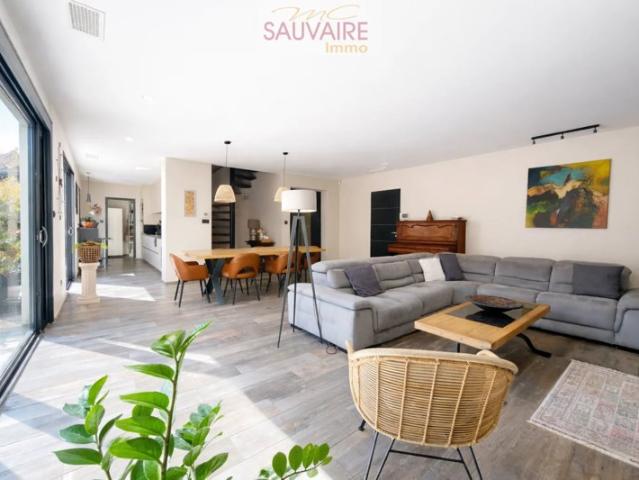 Bien d'exception de plus de 220 m2 à Saint Laurent de la Sal