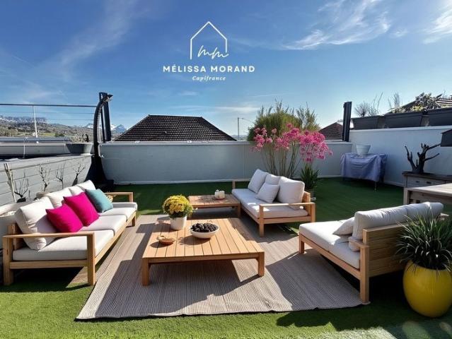 Bien d'exception, maison de village triplex unique de 285 m2 à vendre à ALLONZIER LA CAILLE 74, rénovée haut de gamme