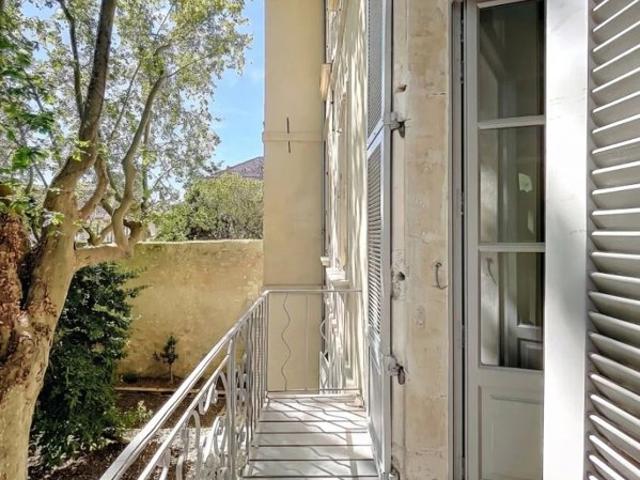 BIEN RARE A LOUER AVIGNON INTRAMUROS 84000: charmant appartement ancien rénové 3 pièces balcon !