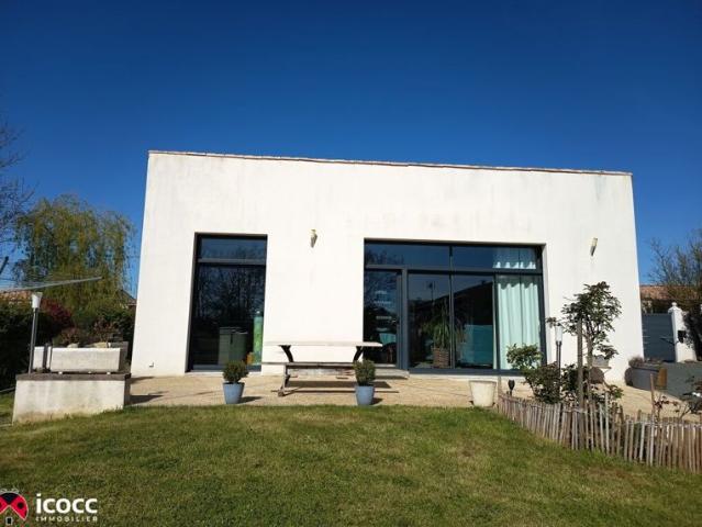 Bien rare à Saint Aubin la Plaine: plain pied 3 chambres avec spa, studio indépendant et grand terrain clos