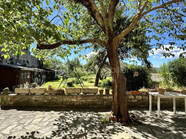 SOUS OFFRE Bien rare sur la citadelle: maison avec jardin et caves voûtées