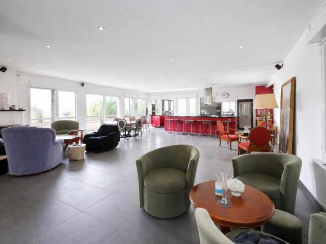 Bien Rare: Villa avec Piscine & Home Cinéma + Potentiel Construction