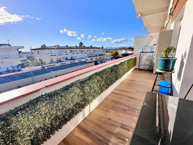 Apartamento reformado en Empuriabrava con terraza de 13m2 a. 67m² Empuriabrava