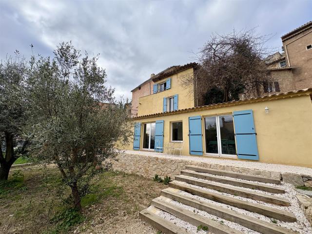 Bien unique en plein centre du village avec un jardin de 800. 124m² Cotignac
