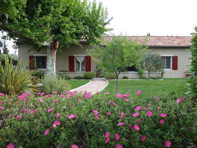 Bien Vendu Eyragues 13630 Mas De Plain Pied En Campagne Su. 160m² Eyragues
