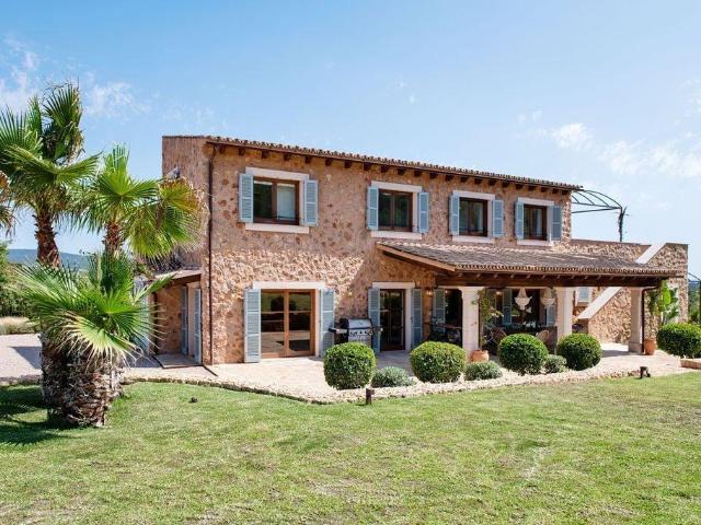 Bienvenido a esta villa ubicada en el encantador pueblo de S. 312m² Santa María del Camí