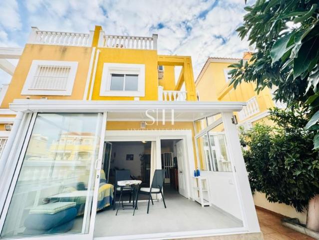 ¡Bienvenido a esta bonita casa adosada cerca de todo, ubicad. 130m² La Zenia