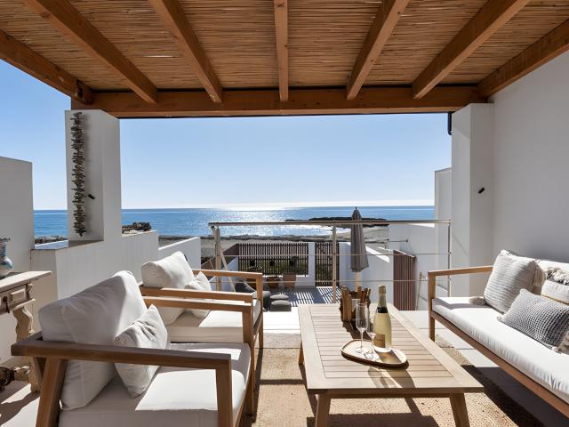 Bienvenido a esta excepcional casa adosada en primera línea. 207m² Estepona