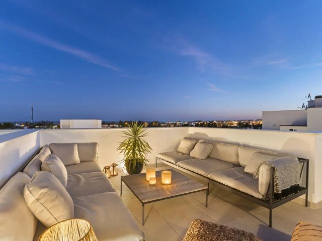 Bienvenido a esta nueva y luminosa casa adosada en una exclu. 150m² Marbella