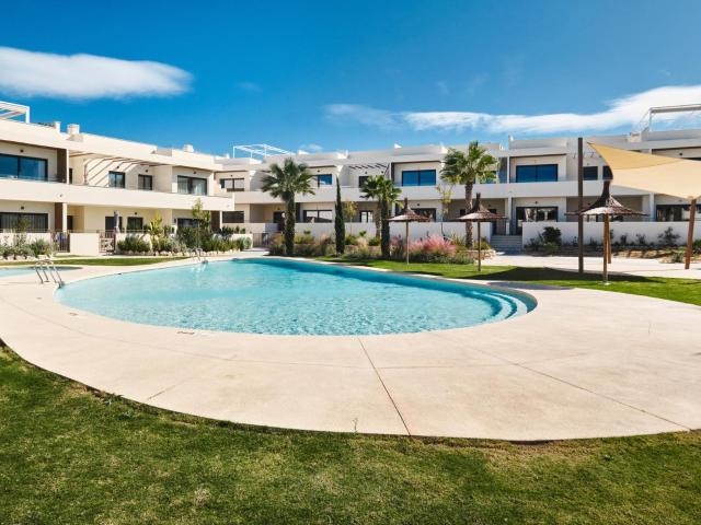 Bienvenido a este encantador bungalow ubicado en la cotizada. 160m² Torrevieja