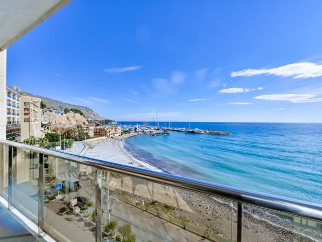 Bienvenido a este maravilloso dúplex moderno situado en el c. 152m² Altea