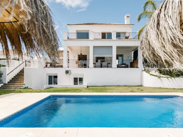 Bienvenido a la casa de tus sueños: una hermosa villa de 5 d. 407m² Estepona