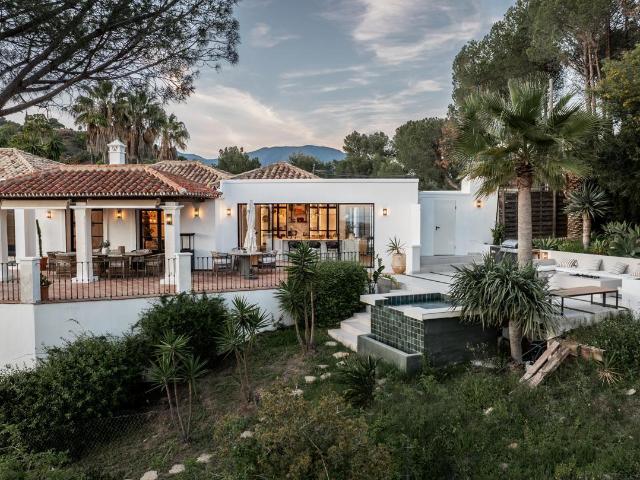 ¡Bienvenido a tu retiro de ensueño! Ubicada dentro de la pre. 255m² Huerta Malaga