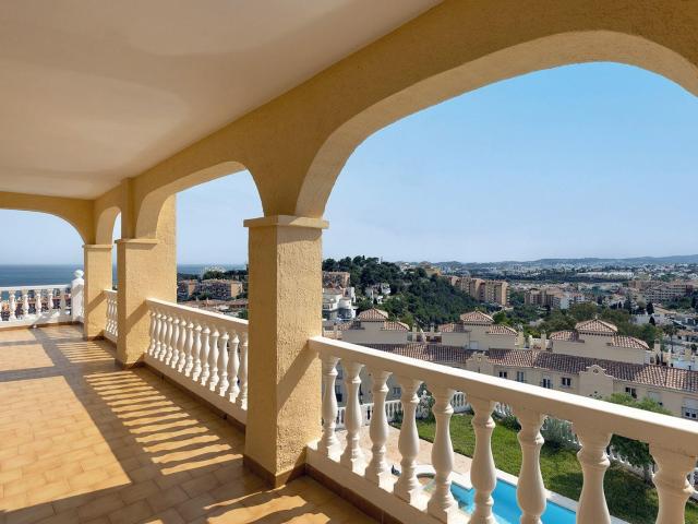 ¡Bienvenidos a esta espectacular villa en Torreblanca, Costa. 422m² Fuengirola