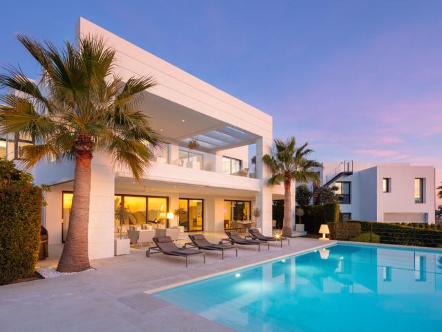 Bienvenidos a Los Olivos 5, una obra maestra moderna situada en el corazón del prestigioso Valle del Golf de Nueva Andalucía
