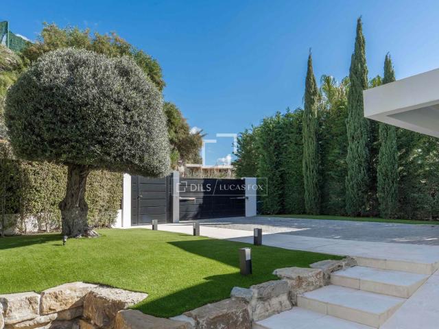 Esta villa se encuentra en el corazón de La Alquería, Benaha. 624m² Benahavís