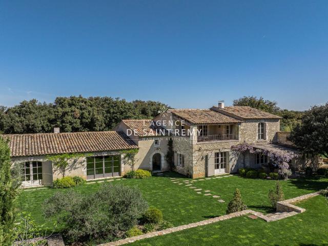 Bienvenue à une adresse confidentielle dans le somptueux vil. 300m² Eygalières