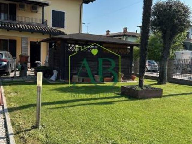 Bifamiliare con giardino