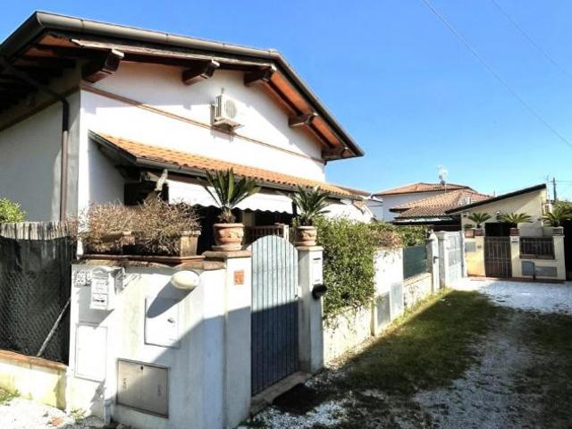 BIFAMILIARE di 4 vani e di 66 mq PIETRASANTA rif. MP983