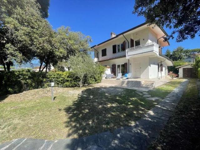BIFAMILIARE di 7 vani e di 132 mq PIETRASANTA rif. MP1017