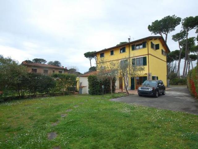 BIFAMILIARE di 7 vani e di 175 mq PIETRASANTA rif. MP1009