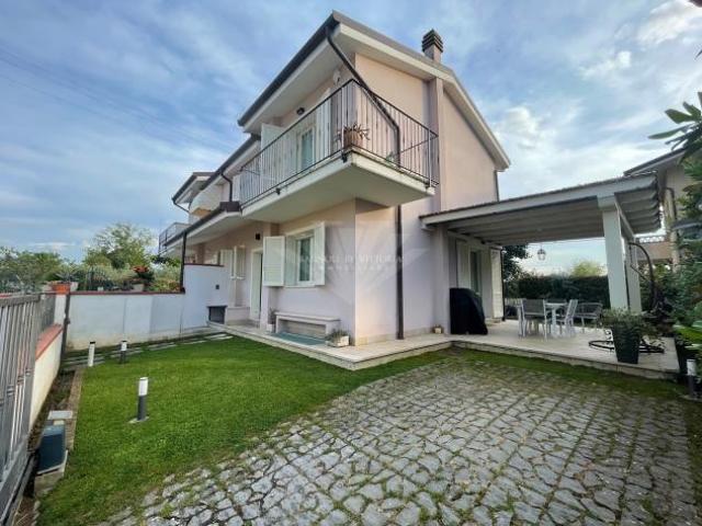BIFAMILIARE di 8 vani e di 142 mq CAMAIORE Capezzano Pianore rif. 292/V