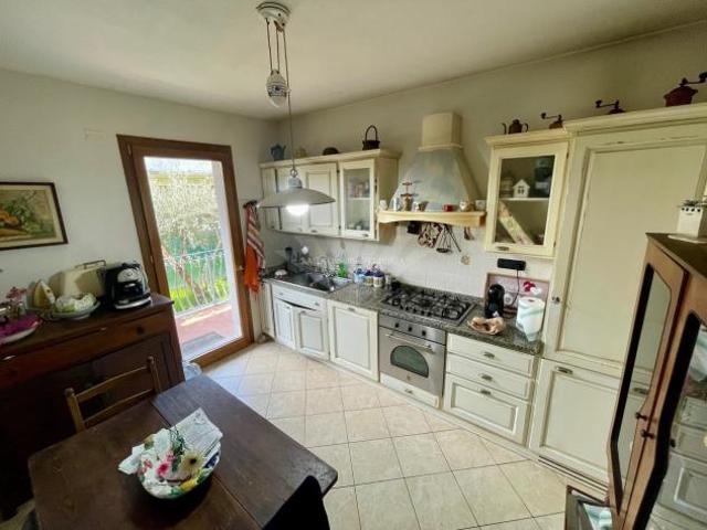 BIFAMILIARE di 10 vani e di 130 mq PIETRASANTA rif. 588