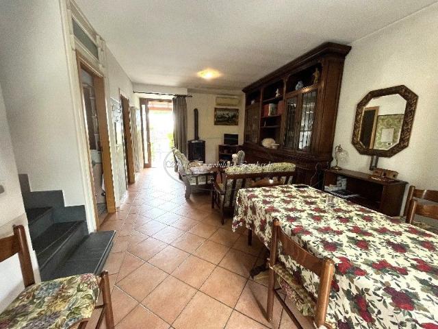 BIFAMILIARE in VENDITA a CAMAIORE di 7 vani