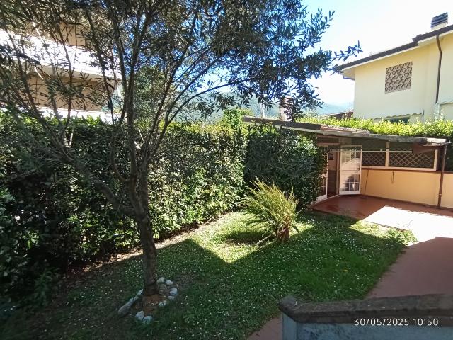 BIFAMILIARE in VENDITA a CAMAIORE di 5 vani