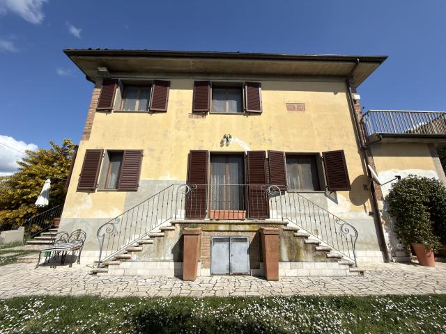 BIFAMILIARE in VENDITA a CASTELNUOVO BERARDENGA di 8 vani