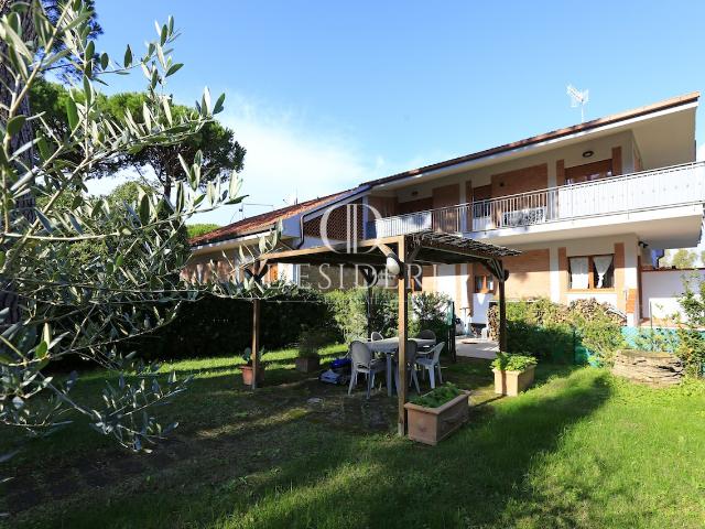 BIFAMILIARE in VENDITA a CASTIGLIONE DELLA PESCAIA ROCCAMARE di 12 vani