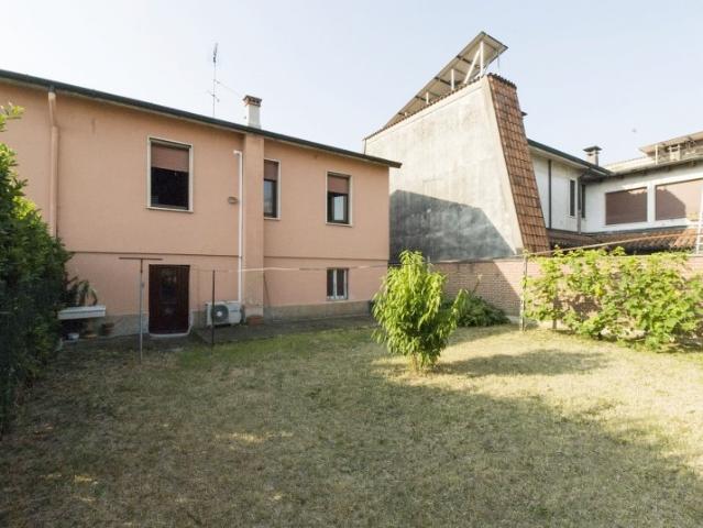 BIFAMILIARE in VENDITA a LIVRAGA di 2 vani