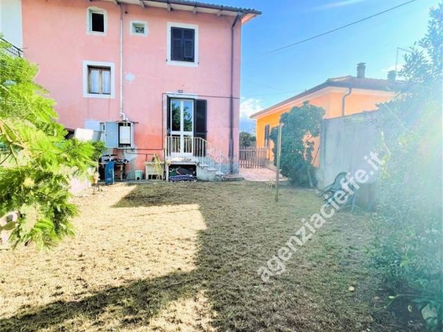 BIFAMILIARE in VENDITA a MASSA Marina di Massa di 4 vani