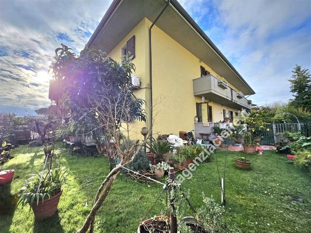 BIFAMILIARE in VENDITA a MASSA Marina di Massa di 7 vani